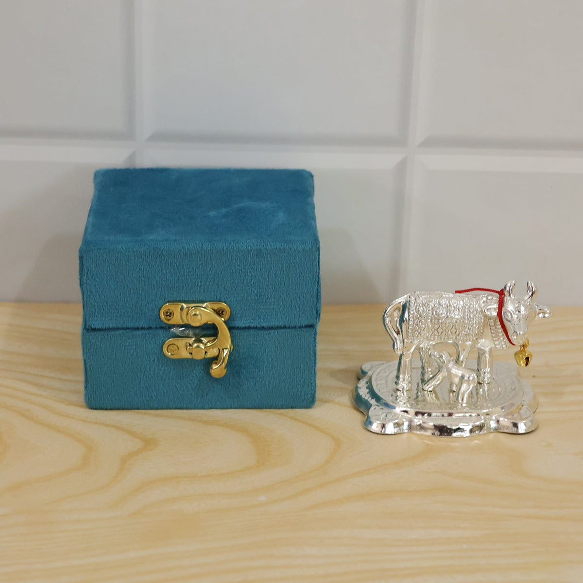 Silver Finish Kamdhenu Cow And Calf Pooja Idol With Velvet Gift Box (1 Pc)